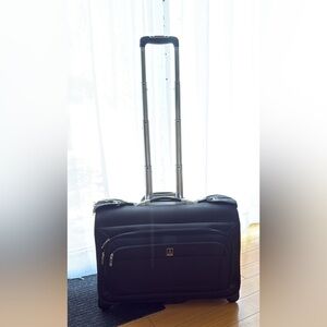 Crew 8 Travel Pro Black Travel Carry on 22” X 16”X 9”